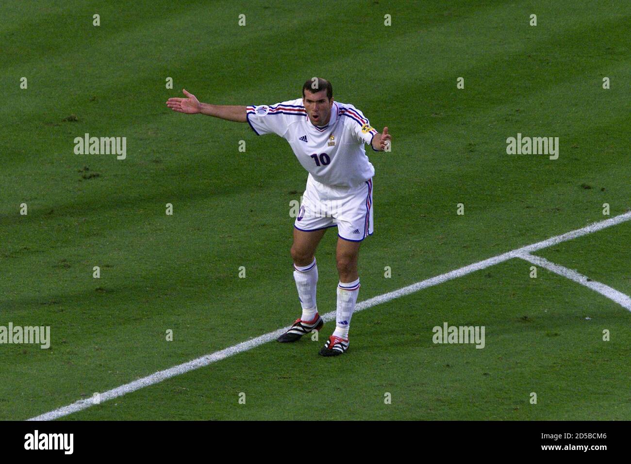 France S Zinedine Zidane Reacts After Portugal S Goal By Nuno Gomes During Their Semi Final European Championship Match June 28 Kp Jes Stock Photo Alamy