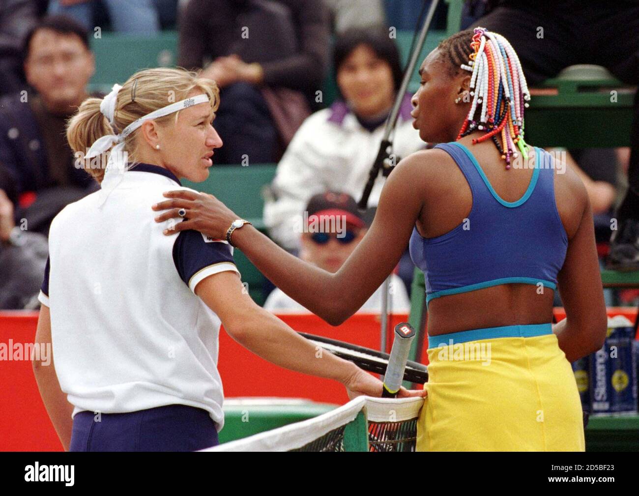 USA's Venus Williams (R) consoles Steffi Graf of Germany after her withdrawal in the first set because of stomach pain during the final of 'Super-Power' Challenge Cup in Hong Kong January 9. Williams won the championship.  LC/FY/CLH/ Stock Photo