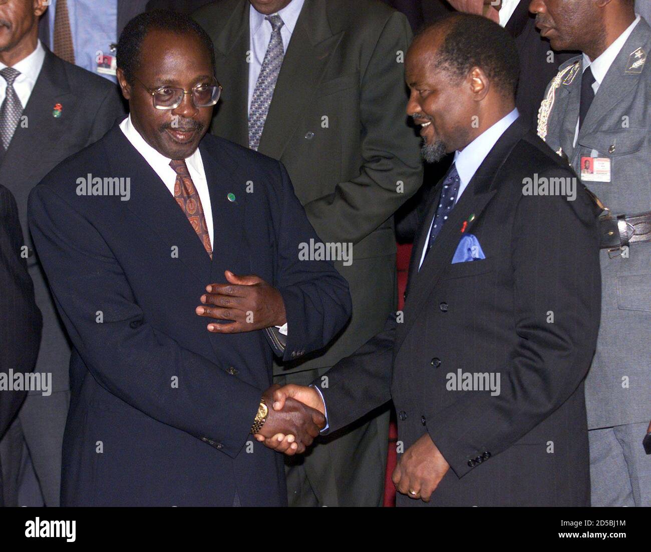 President Joaquim Chissano of Mozambique shakes hands with the President of Rwanda Pastor Bizimungu (L) after a media conference on the official opening day of the Southern African Development Community's (SADC) 19th annual summit August 18.  [The summit will wrestle with the region's poverty, as well as simmering wars in Angola and the Democratic Republic of the Congo.  ]     ??» Stock Photo