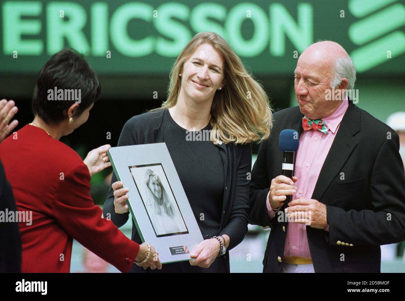 Women's tennis great Steffi Graf (C) is inducted into the Tennis Hall of  Fame by announcer Bud Collins (R) in Key Biscayne during the Ericsson Open  March 25 Stock Photo - Alamy