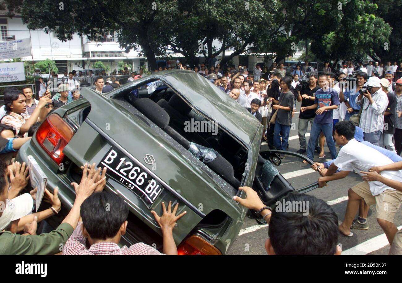 indonesian-student-protesters-tip-over-an-indonesian-military-vehicle-before-setting-it-on-fire-in-jakarta-may-26-hundreds-of-students-and-angry-locals-took-to-the-street-of-jakarta-on-friday-after-a-night-of-violence-and-clashes-with-security-forces-demanding-former-president-suharto-be-put-on-trial-2D5BN37.jpg