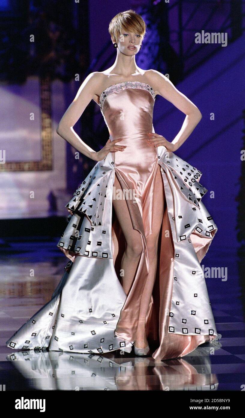 afwijzing Gedachte Banket Model Kristen McMenamy presents for Italian designer Gianni Versace this  long beige and white satin strapless