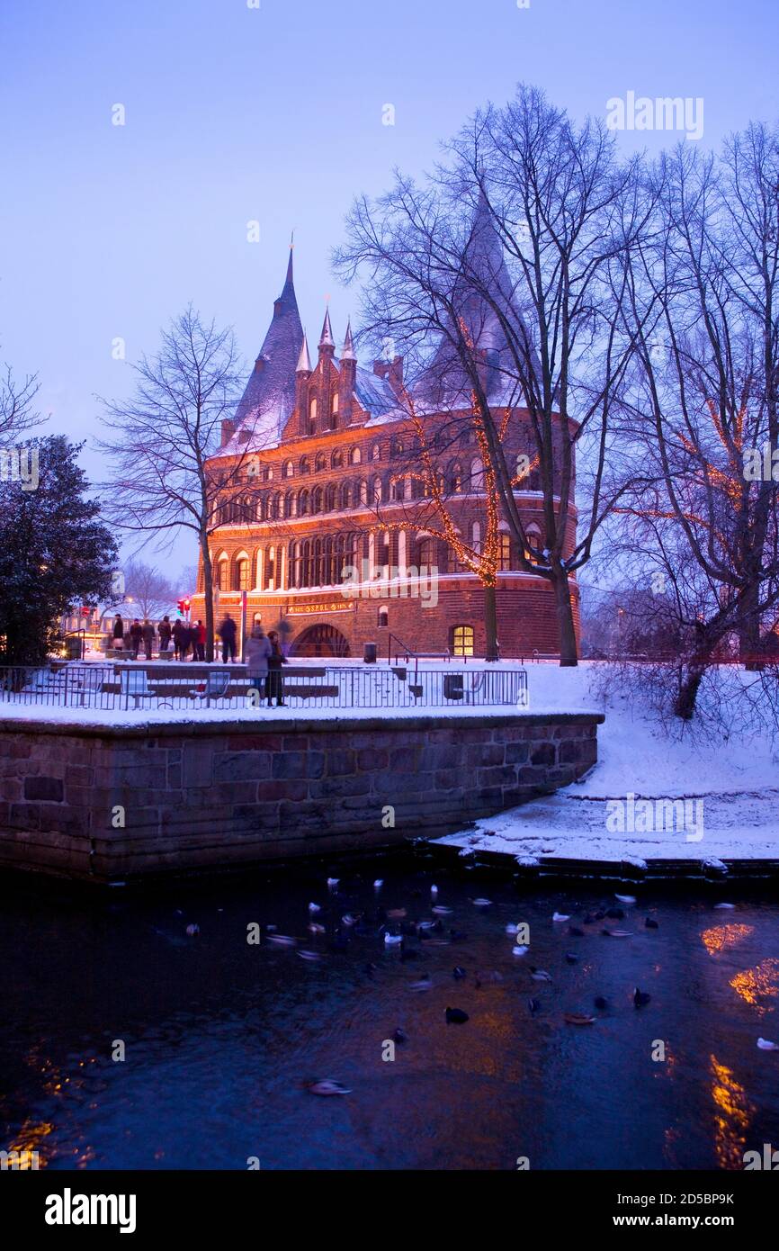 Deutschland, Schleswig-Holstein, Hansestadt Lübeck. Winterblick über die Trave zum Holstentor. Stock Photo