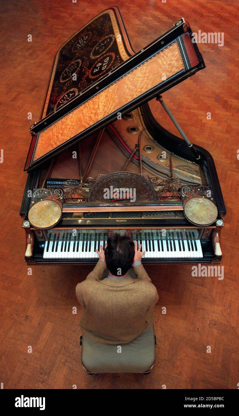 Expensive piano hi-res stock photography and images - Alamy