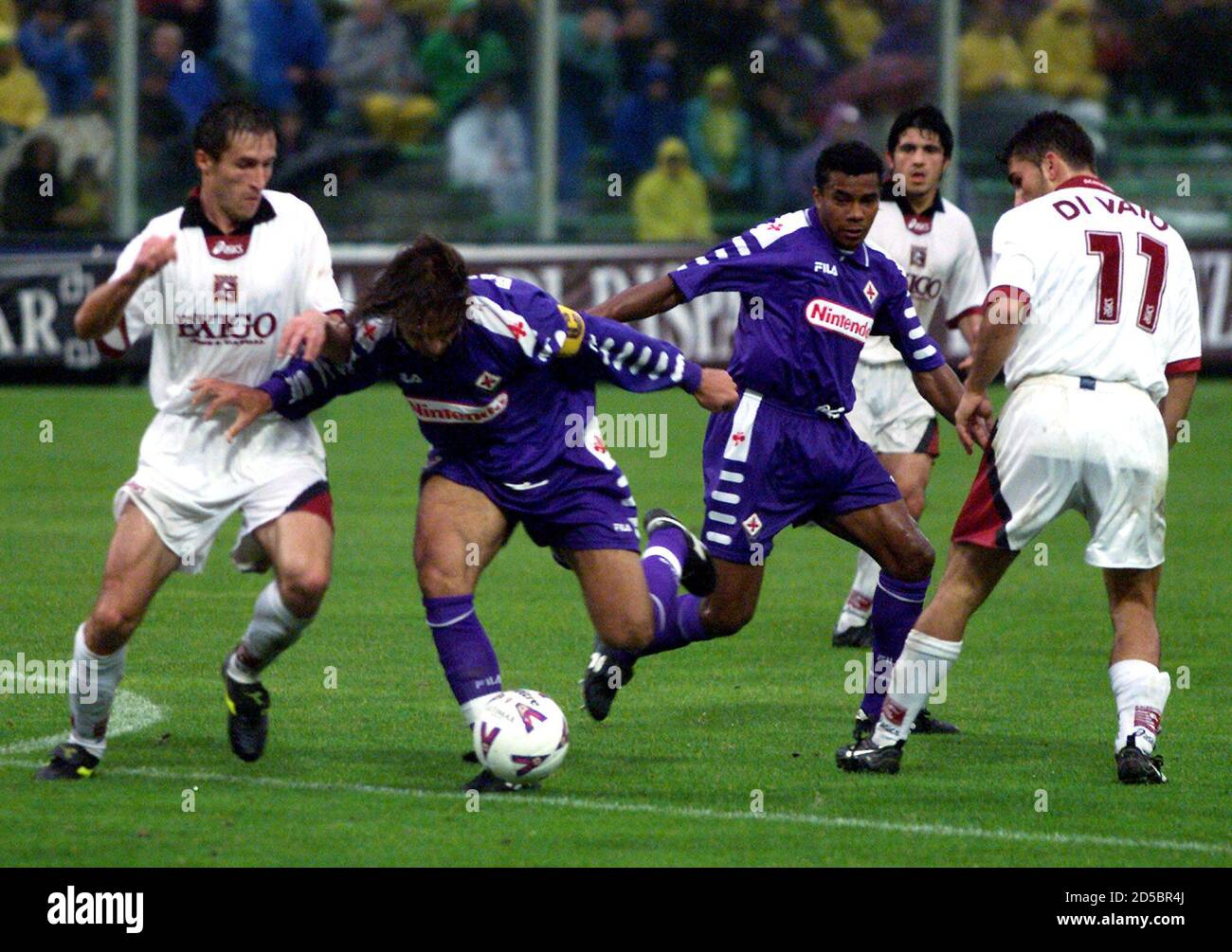 Fiorentina's Argentine Gabriel Batistuta (2nd L) scores a goal while  Salernitana's Alessandro Del Grosso (L) tries to stop him as Marco Di Vaio  (R) and Luis Oliveira looks on during their Serie