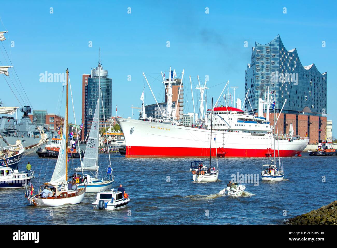 Deutschland, Hansestadt Hamburg, Hamburger Hafengeburtstag, Einlaufparade mit Blick zur Elbphilharmonie. Stock Photo