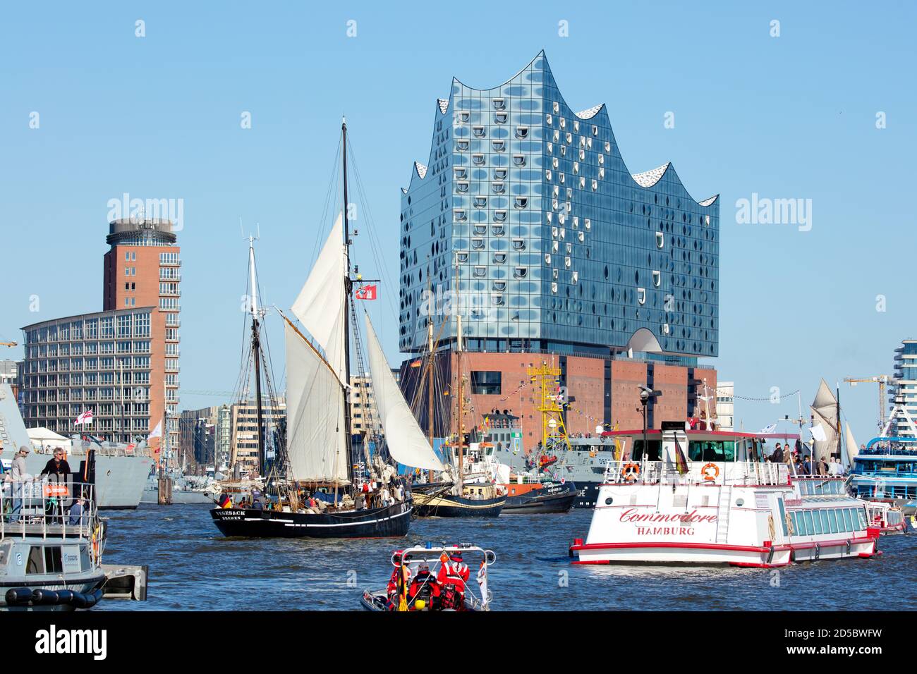 Deutschland, Hansestadt Hamburg, Hamburger Hafengeburtstag 2016, Einlaufparade mit Blick zur Elbphilharmonie. Stock Photo