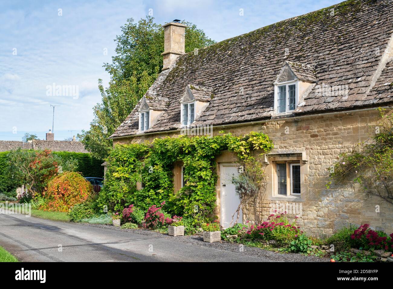 Cottage in a cotswold village in early autumn. Taynton, Cotswolds, Oxfordshire, England Stock