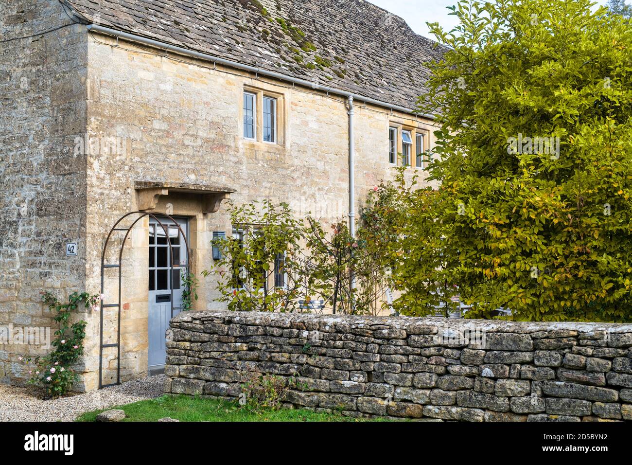 Cottages in a cotswold village in early autumn. Taynton, Cotswolds, Oxfordshire, England Stock