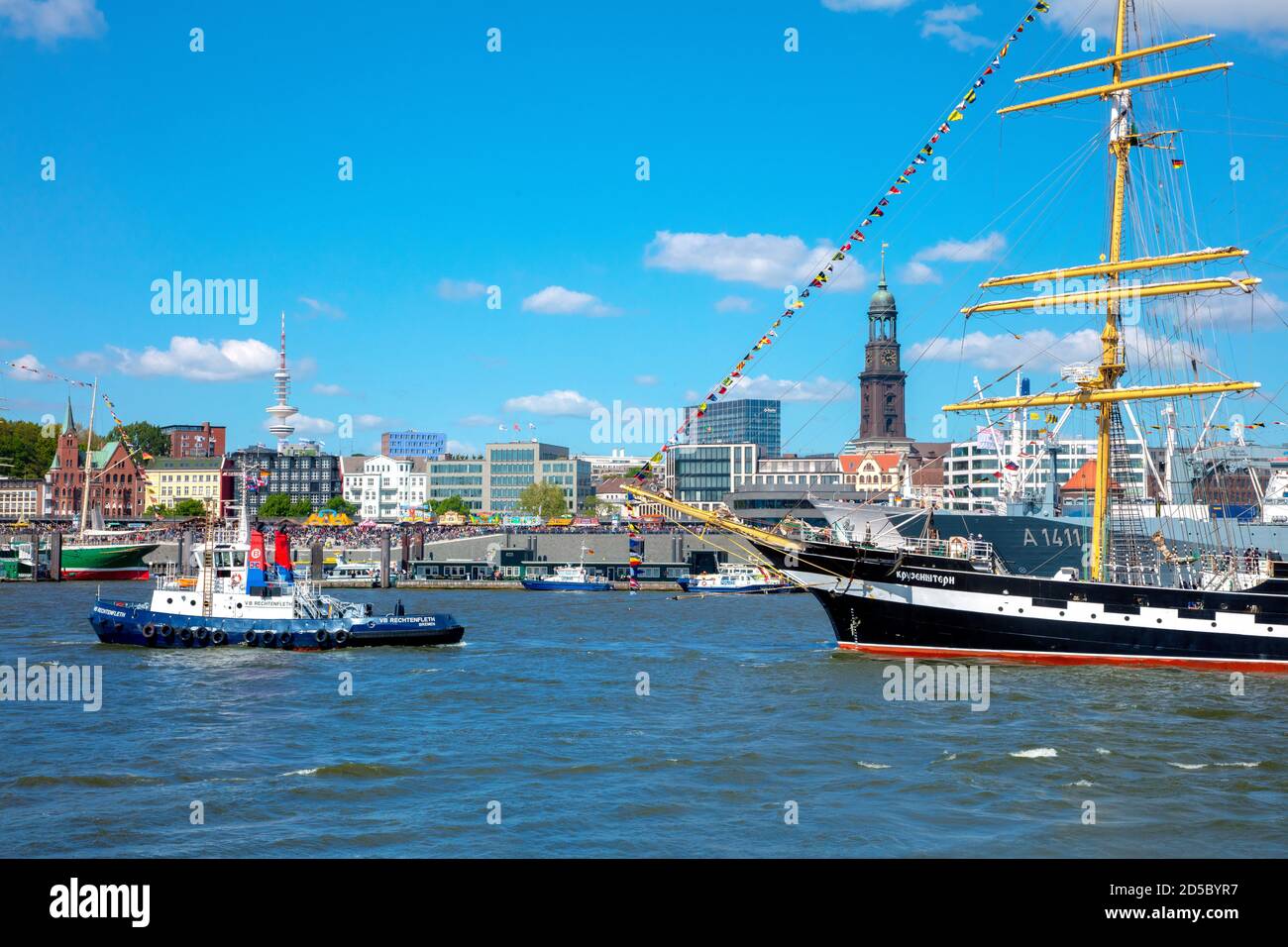 Deutschland, Hansestadt Hamburg, Hamburger Hafengeburtstag 2019, Parade auf der Elbe. Blick auf den Michel. Stock Photo