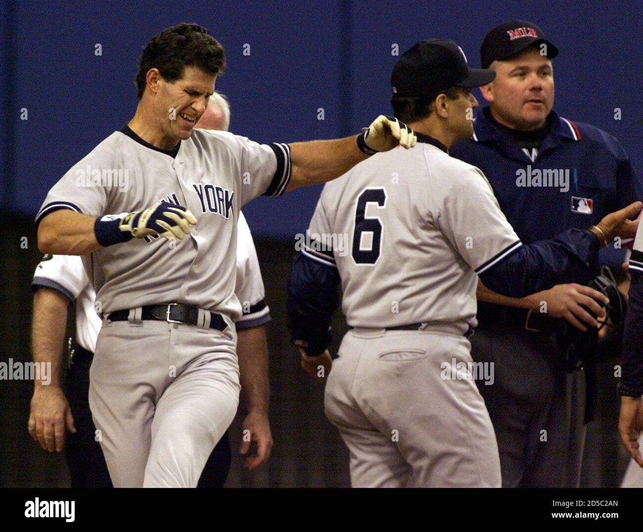 Jeg klager Cosmic ufuldstændig New York Yankees' Paul O'Neill (L) grimaces in pain as manager Joe Torre  (6) argues with homeplate umpire Rich Rieker during the fourth inning of  interleague play against the Montreal Expos in
