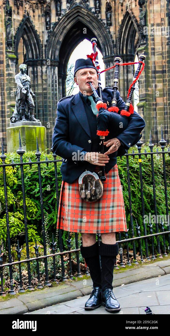 Piper in traditional costume playing on bagpipes. Edinburgh, Scotland Stock Photo
