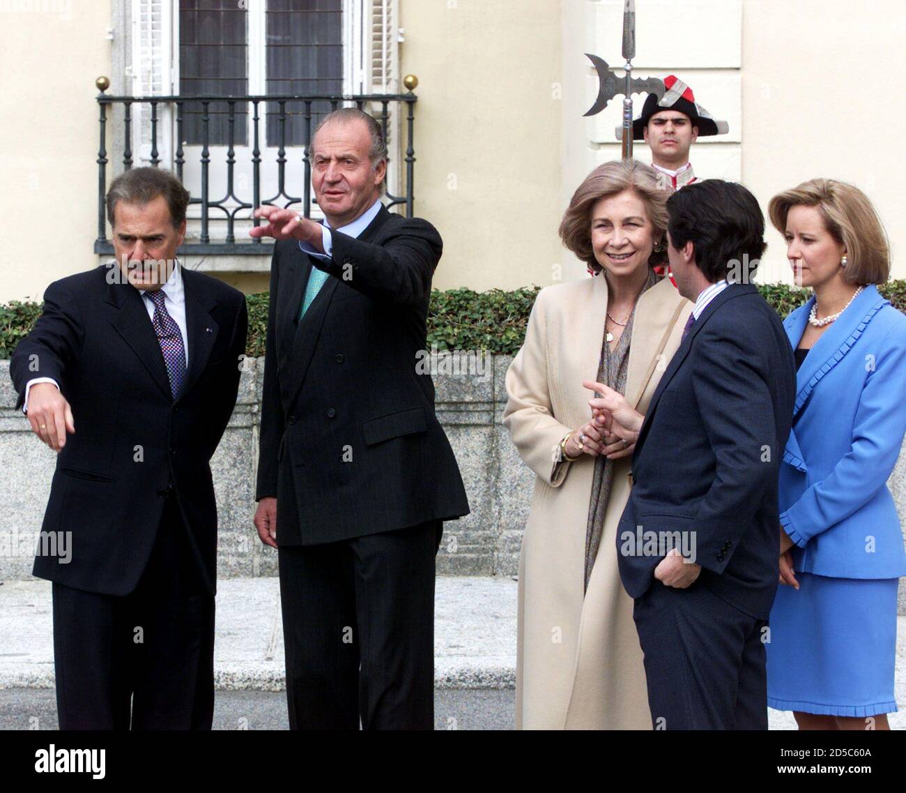 Spanish King Juan Carlos (2nd L) and Colombian President Andres Pastrana  (L) gestures to Pastrana's sons as Spanish Queen Sofia (C) and Pastrana's  wife Nora (R) talks to Spanish Prime Minister Jose