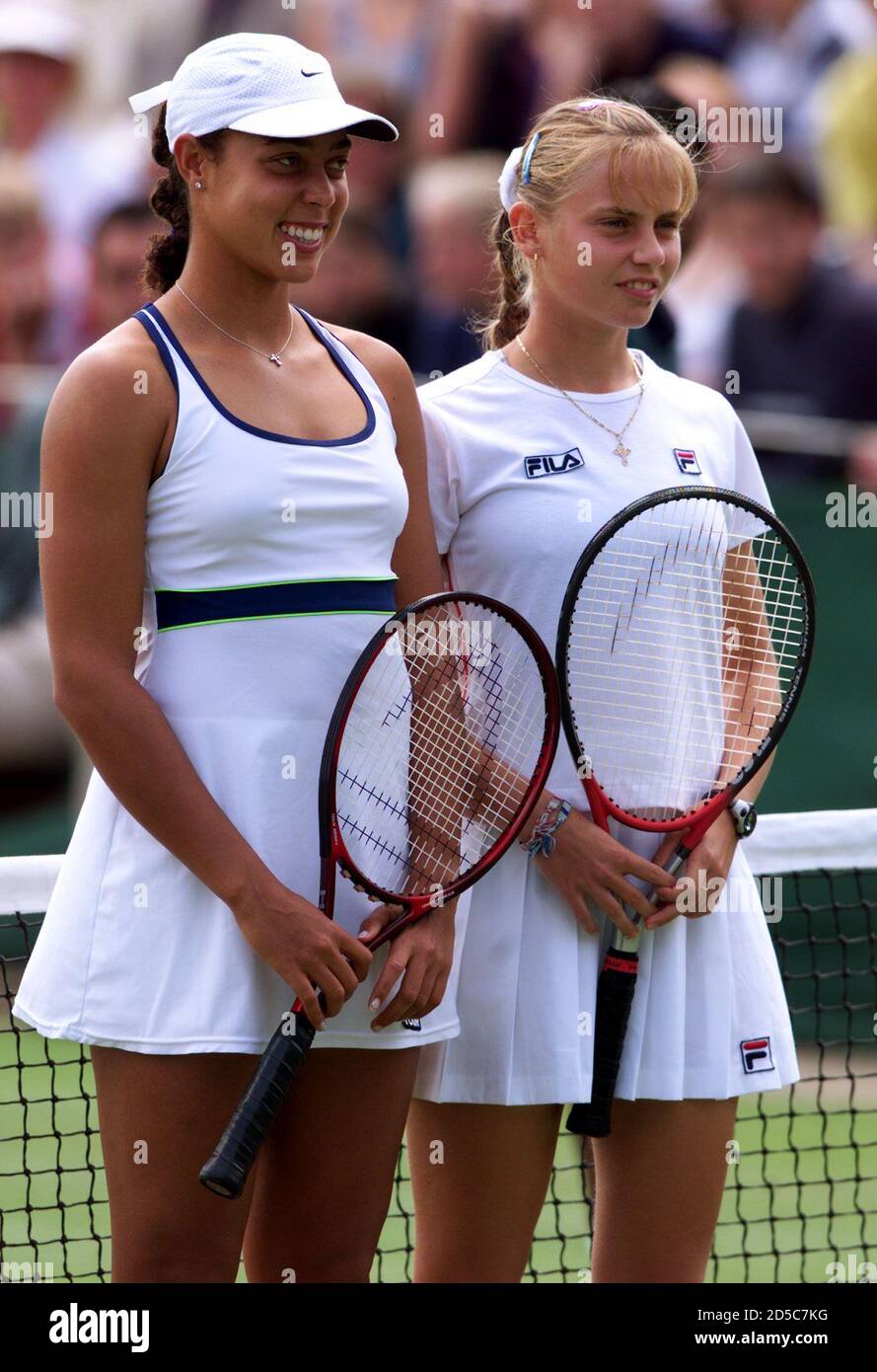 Australia's Jelena Dokic (R) stands with Alexandra Stevenson of the U.S.  before their quarter-final match at the Wimbledon Tennis Championships July  1. Both the women are qualifiers in the competition. DM JB/ME