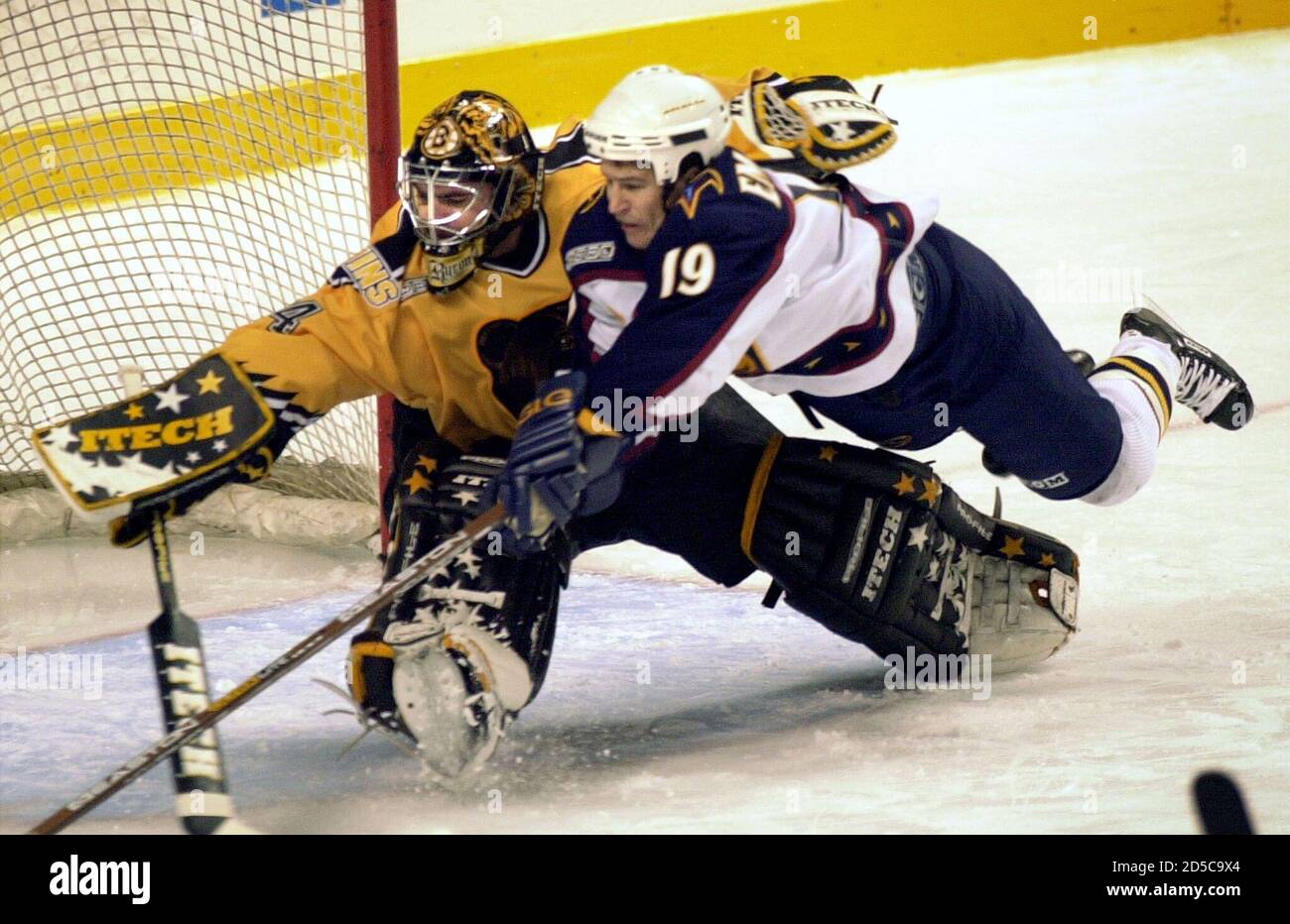 Boston Bruins' goaltender Byron Dafoe (L) and the Atlanta Thrashers' Nelson  Emerson (R) reach across the crease for the puck in first period action in  Boston, January 17. BS Stock Photo - Alamy