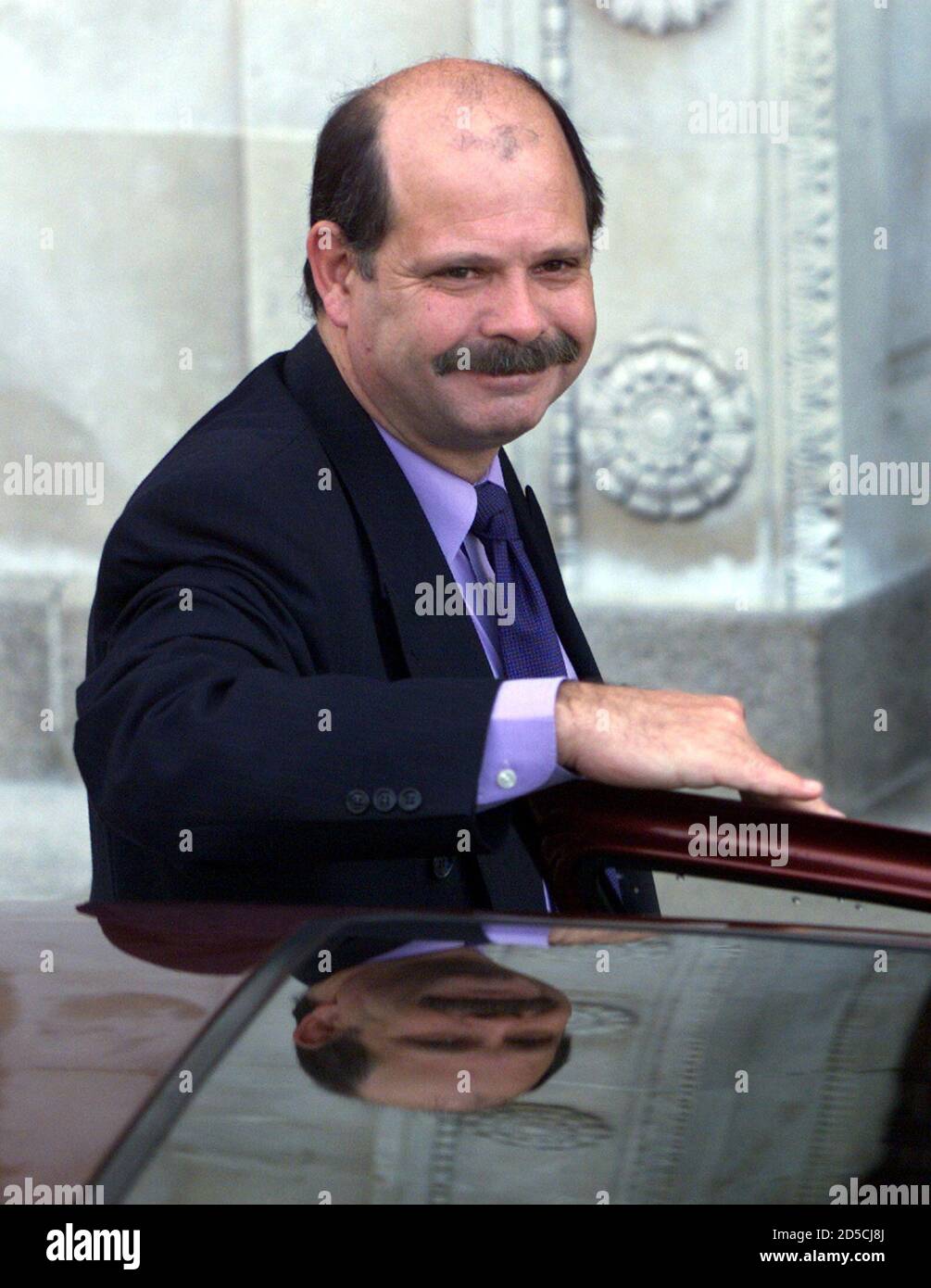 Progressive Ulster Party leader David Ervine enters Stormont Building, Belfast on November 29. Protestant and Roman Catholic parties nominated ministers to a coalition government of pro-Irish Republicans and pro-British Unionists which will become fully operational on Thursday, when London will hand over power.  FP/CLH/ Stock Photo