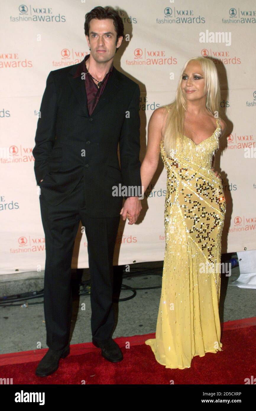 Designer Donatella Versace (R) and actor Rupert Everet arrive for the  VH-1/Vogue Fashion Awards in New York, December 5. MS/SV Stock Photo - Alamy