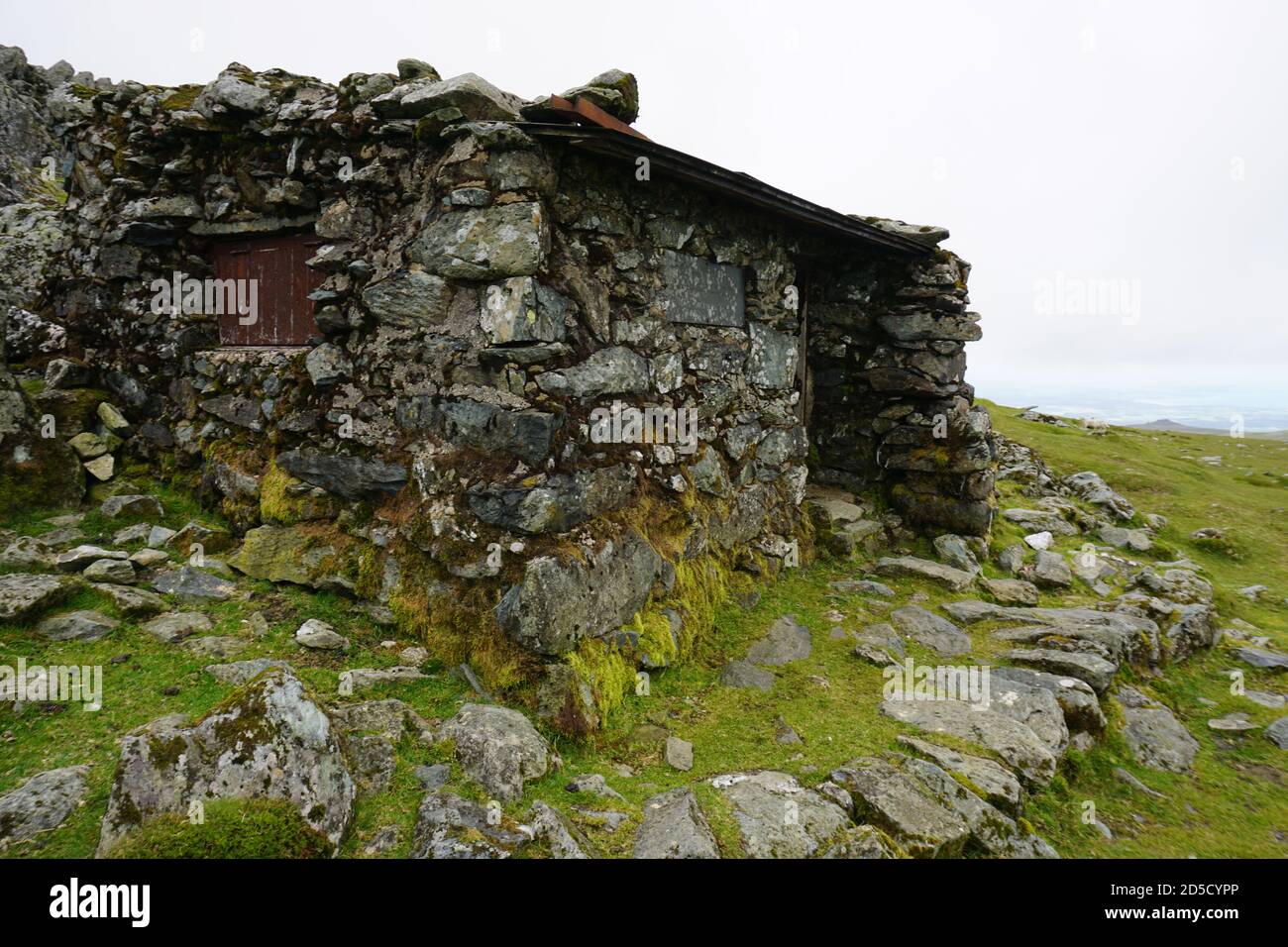 Shelter just below the summit of Foel Grach Snowdonia North Wales Stock Photo
