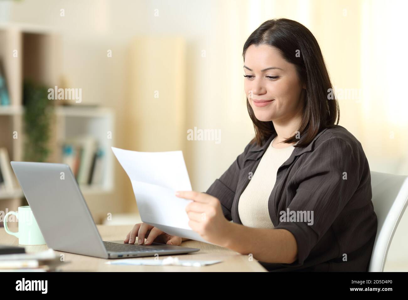 Open letter read email hi-res stock photography and images - Alamy