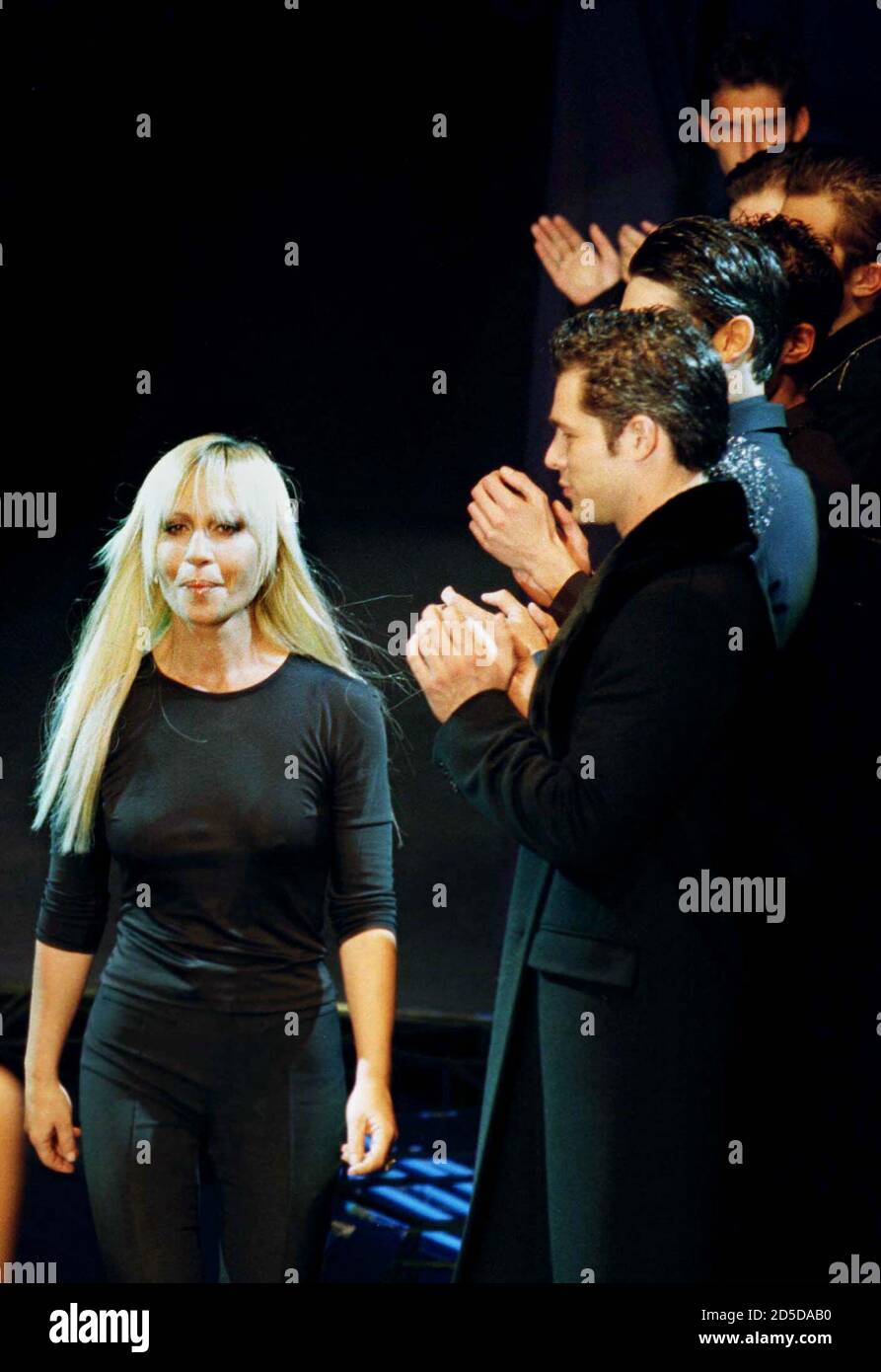 hurken hoop slecht humeur Designer Donatella Versace walks out at the end of the Gianni Versace men's  ready-to-wear autumn/winter 99 collection show January 11. This was Donatella  Versace's first collection after her brother Gianni was murdered