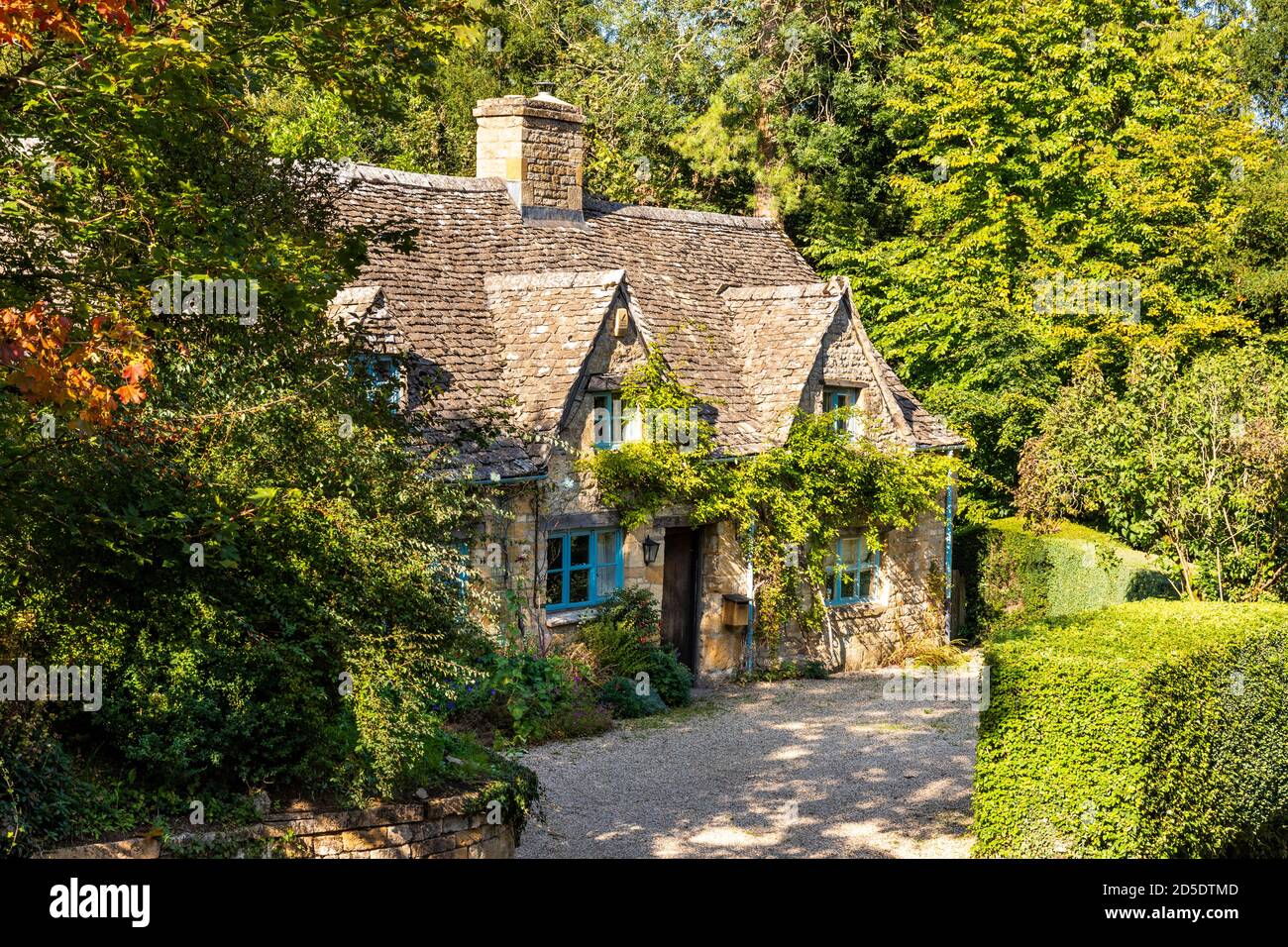 Typical Cotswold stone architecture - Shepherds Cottage in the Cotswold village of Temple Guiting, Gloucestershire UK Stock Photo