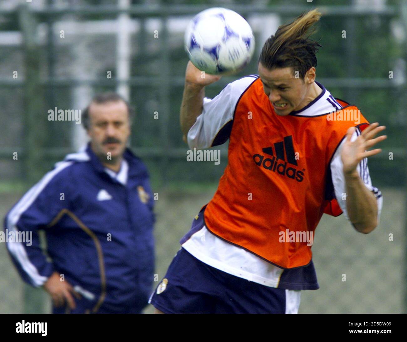 Argentine soccer player Fernando Carlos Redondo from Spanish team Real  Madrid heads the ball as Head coach Vicente Del bosque Gonzalez looks on  during a training session in Sao Paulo, January 9.