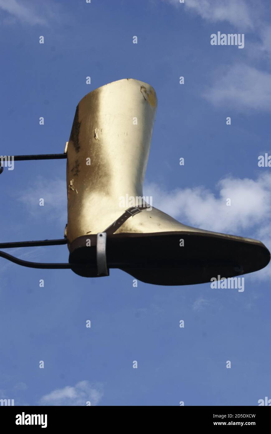 Une chaussure publicitaire dorée à Auxerre, Yonne Stock Photo
