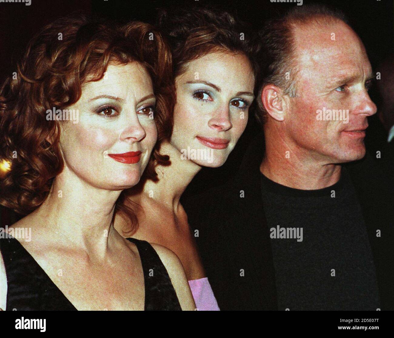 Actors Susan Sarandon L Julia Roberts And Ed Harris Pose For Photographers At The Premiere Of Stepmom December 15 In New York Sarandon Roberts And Harris Co Star In The Film That Opens