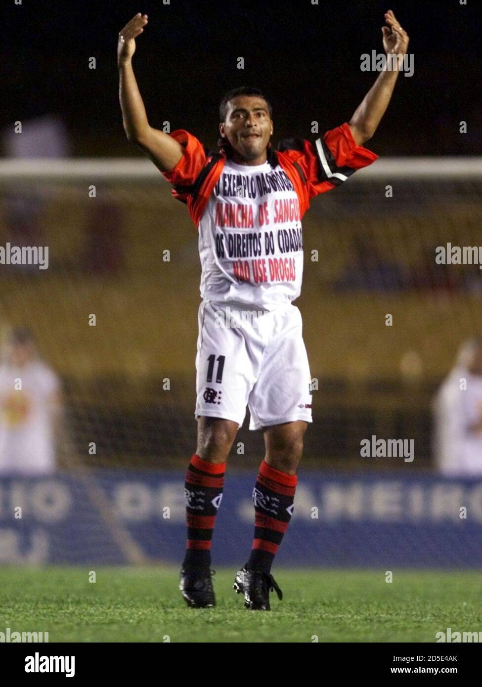 Flamengo Striker Romario Encourages The Crowd To Celebrate With Him After Scoring A First Half Goal Against Independiente Of Argentina During Their Second Leg Mercosur Cup Quarterfinal Match At Maracana Stadium In