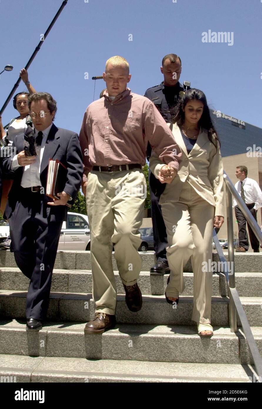 Bahraini Princess Miriam Al Khalafi Right And Her Husband U S Marine Corps Pfc Jason Johnson Center Are Escorted By Attorneys And Law Enforcement As They Enter The Building Where Immigration Hearings For Al Khalafi