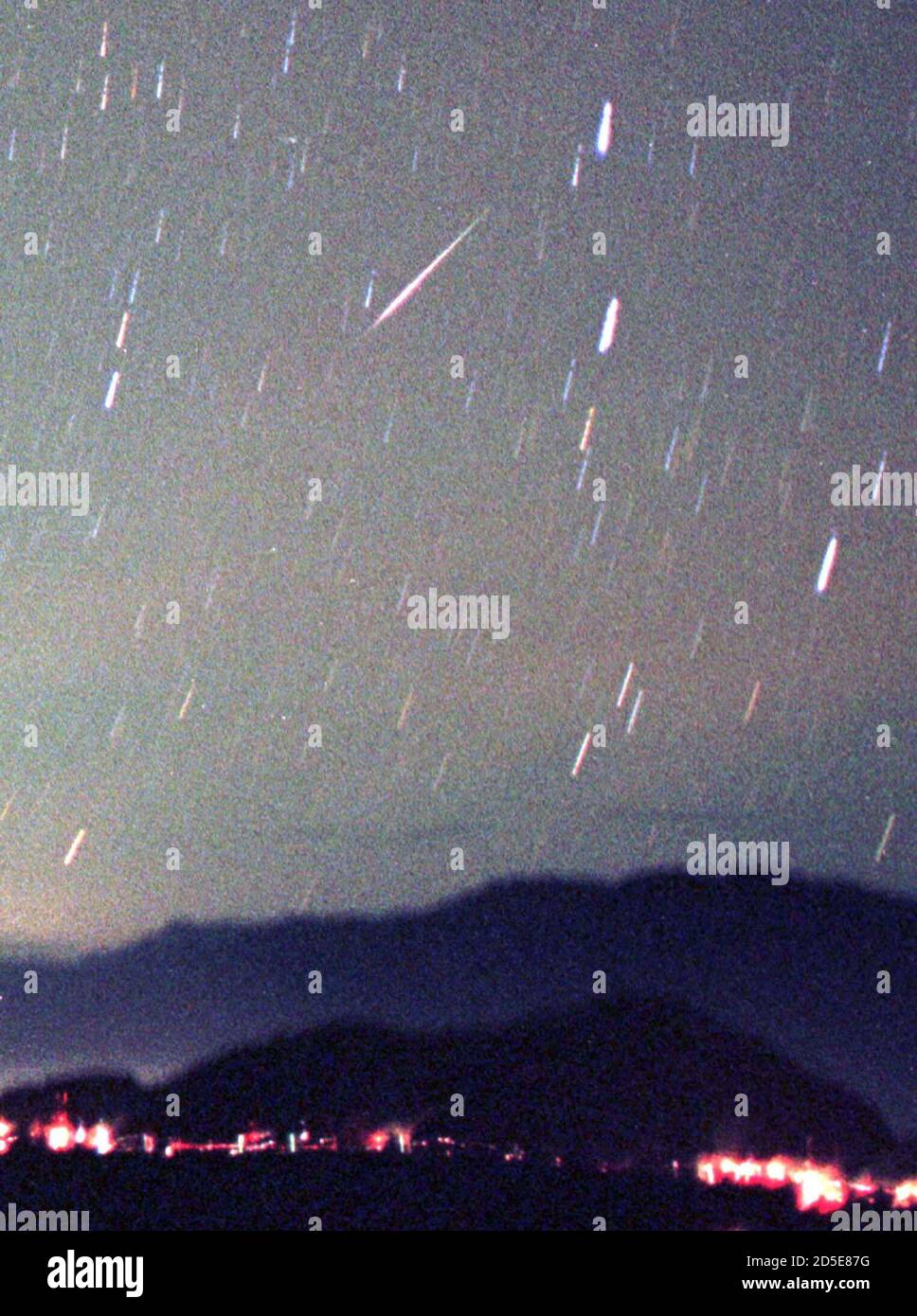 A Dazzling Meteor Shower Fills The Sky Over Tataka On Taiwan S Jade Mountain Early November 18 Scientists Said The Leonid Meteor Storm Is The Most Intense In 32 Years There Are Fears