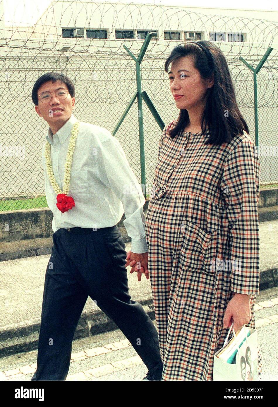 singapore-opposition-politican-chee-soon-juan-l-leaves-the-queenstown-remand-prison-february-8-with-his-pregnant-wife-huang-chih-mei-after-the-former-had-spent-a-week-in-jail-for-violating-a-law-against-speaking-in-public-without-a-permit-chee-who-leads-the-singapore-democratic-party-sdp-vowed-on-monday-to-continue-his-campaign-for-greater-free-speech-stdljdp-2D5E97F.jpg