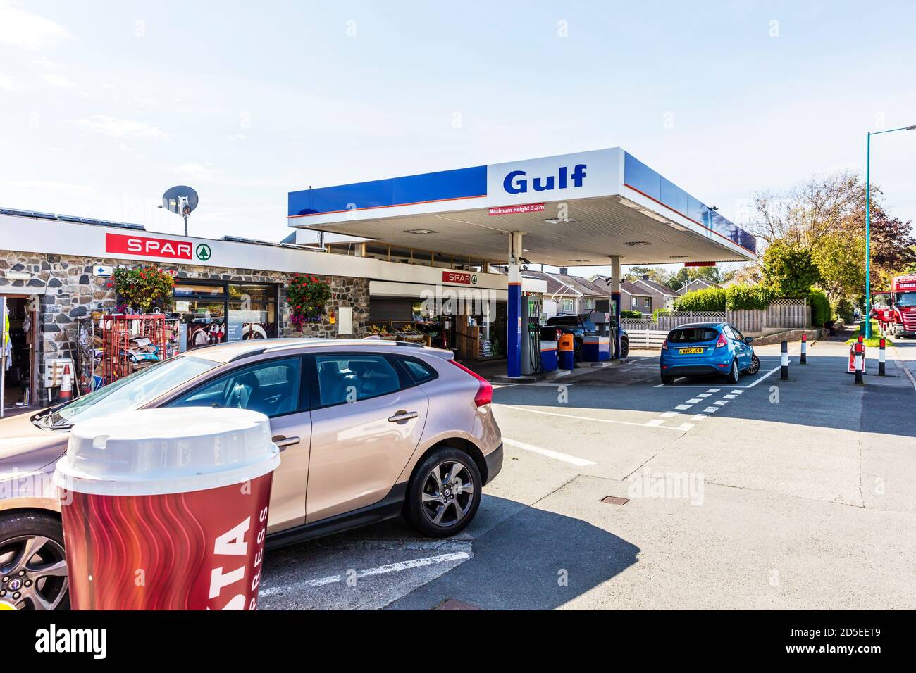 Gulf petrol station, Criccieth Town, Wales, UK, Gulf petrol, Gulf fuel, Spar shop, Gulf petrol pumps, Gulf garage, Spar at petrol station, petrol Stock Photo