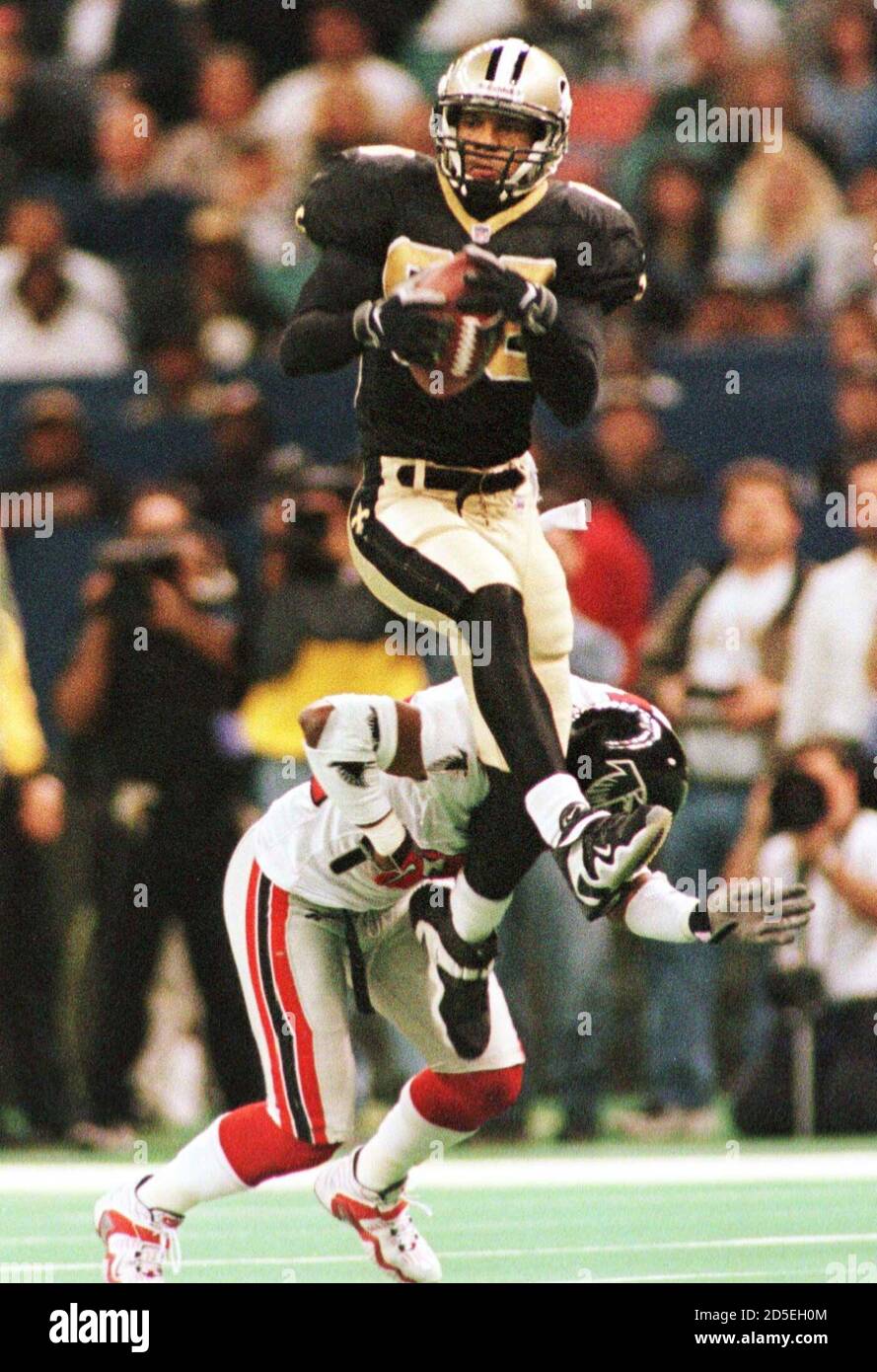 new-orleans-saints-andre-hastings-makes-a-second-quarter-pass-reception-for-a-first-down-against-atlanta-faclons-ray-buchanan-bottom-december-13-at-the-superdome-ljcclh-2D5EH0M.jpg