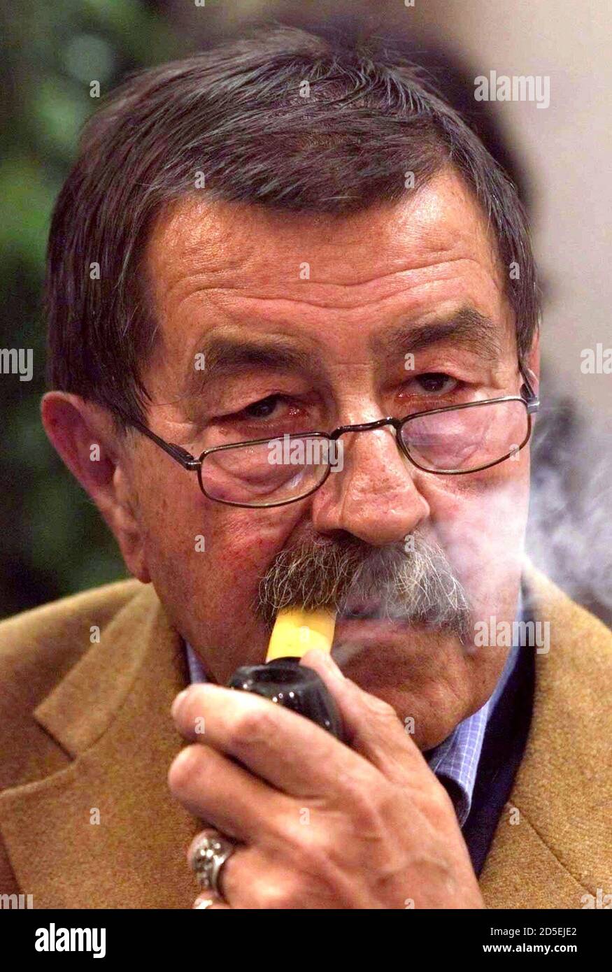 Famous German writer Guenter Grass smokes his pipe as he talks about his new book 'Vom Abenteuer der Aufklaerung', which translates as 'About the Adventure of Enlightenment', at Leipzig's book fair March 27. The book fair continues until March 28.  JE/JRE Stock Photo