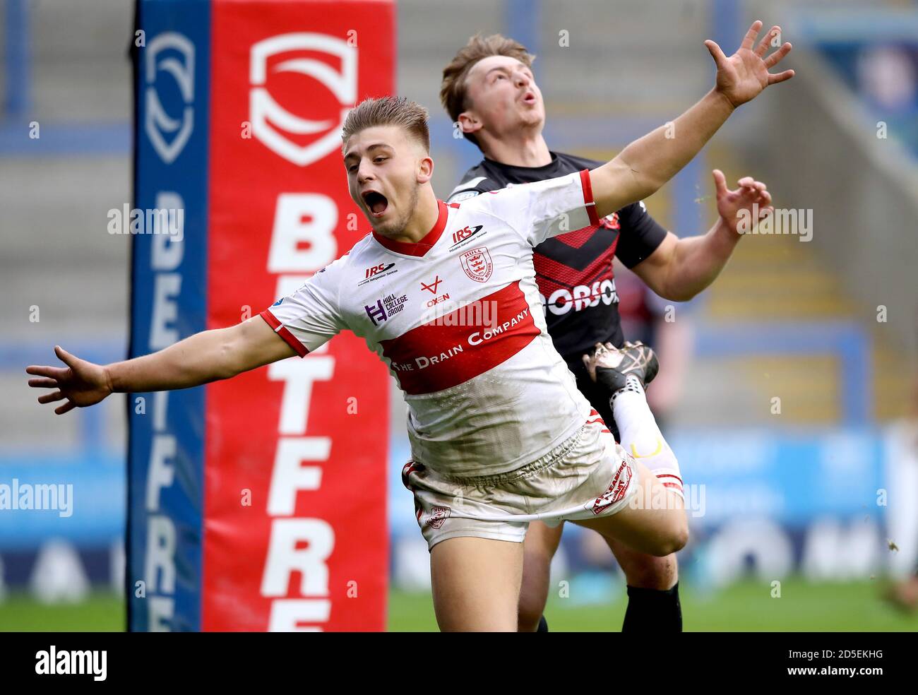 Salford Red Devils' Olly Ashall-Bott (right) pushes Hull KR's Mikey Lewis resulting in Hull KR being awarded a penalty try during the Betfred Super League match at the Halliwell Jones Stadium, Warrington. Stock Photo