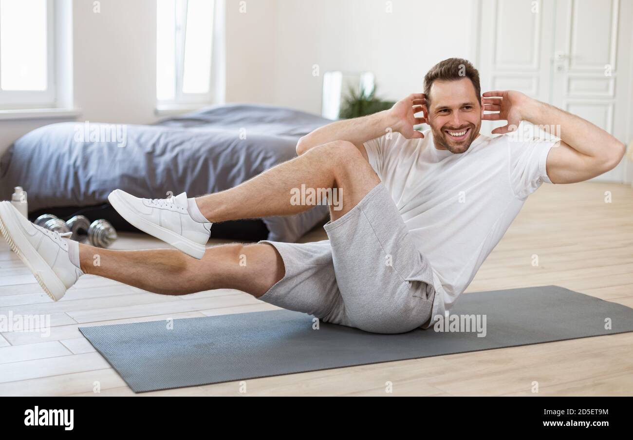 Knee crunches hires stock photography and images Alamy
