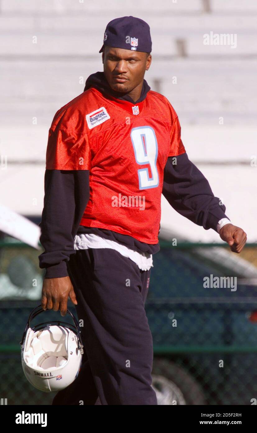 Tennessee Titans' quarterback Steve McNair takes the field for practice in  Atlanta January 27. The Titans will play the St. Louis Rams in Super Bowl  XXXIV on January 30. PJ Stock Photo - Alamy