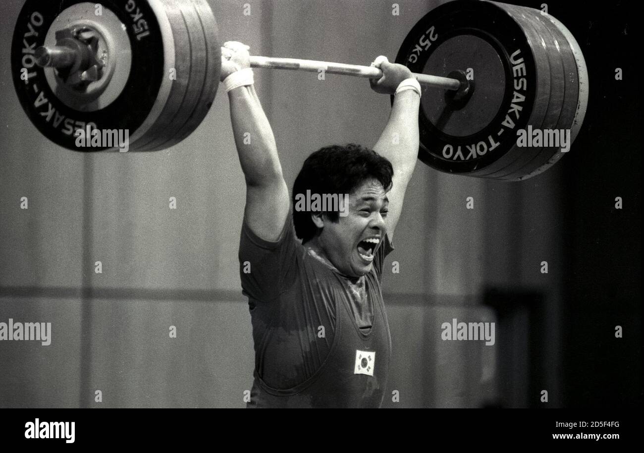 South Korea's Hwang Woowon lets out a scream as he lifts 210 kg during the under 100 kg weightlifting classification competition September 29, 1986 at the Asian Games in Seoul. Hwang won the event with a combined lifted weight of 360 kg, setting both a new Asian and Asian Games record. SCANNED FROM NEGATIVE. REUTERS/Gene Del Bianco  GDB/CMC/PN Stock Photo