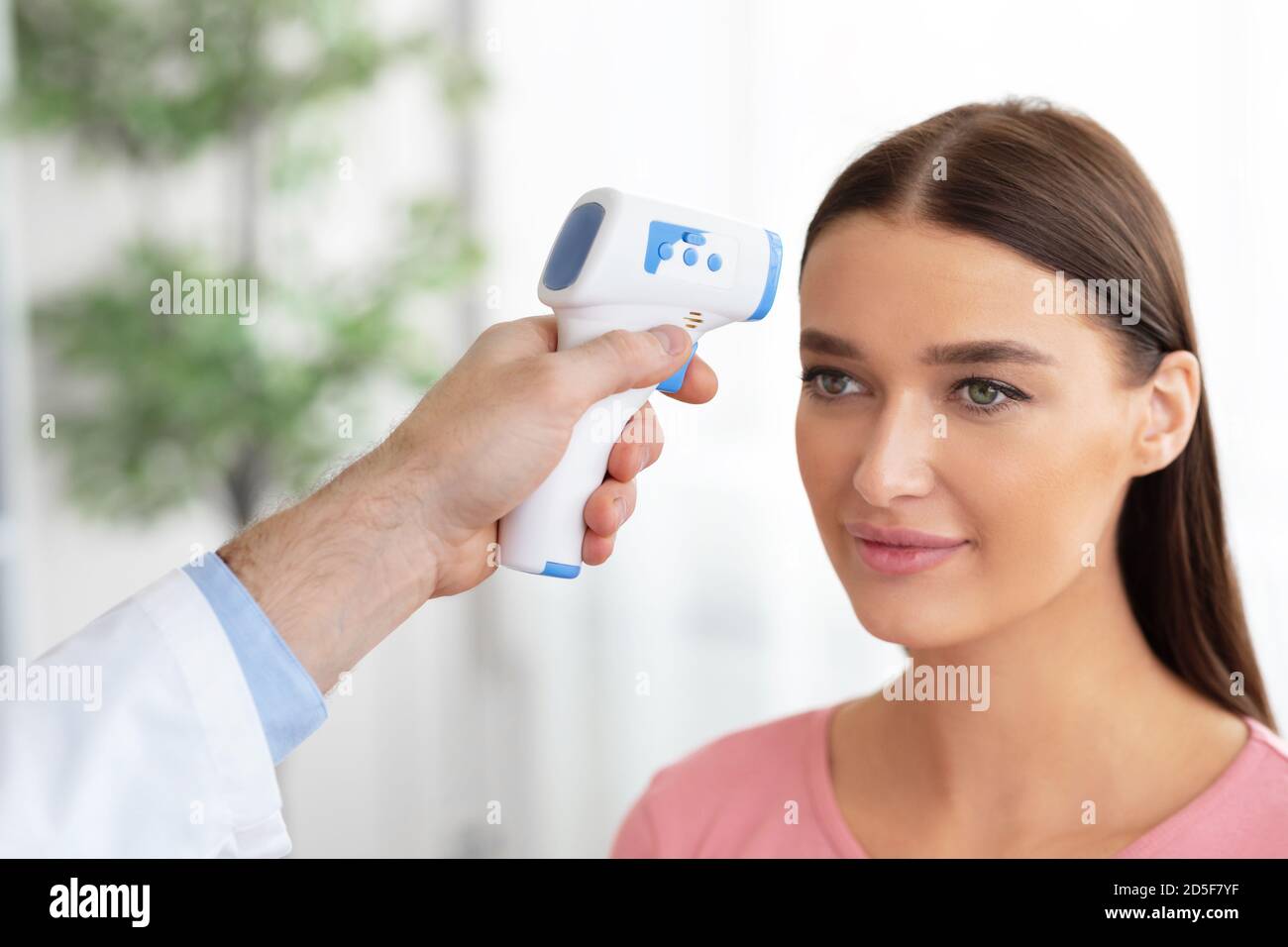 Laser thermometer hi-res stock photography and images - Alamy