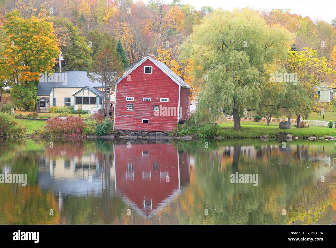 Rural fall scene across Sunset Lake in Brookfield, Vermont, USA Stock Photo