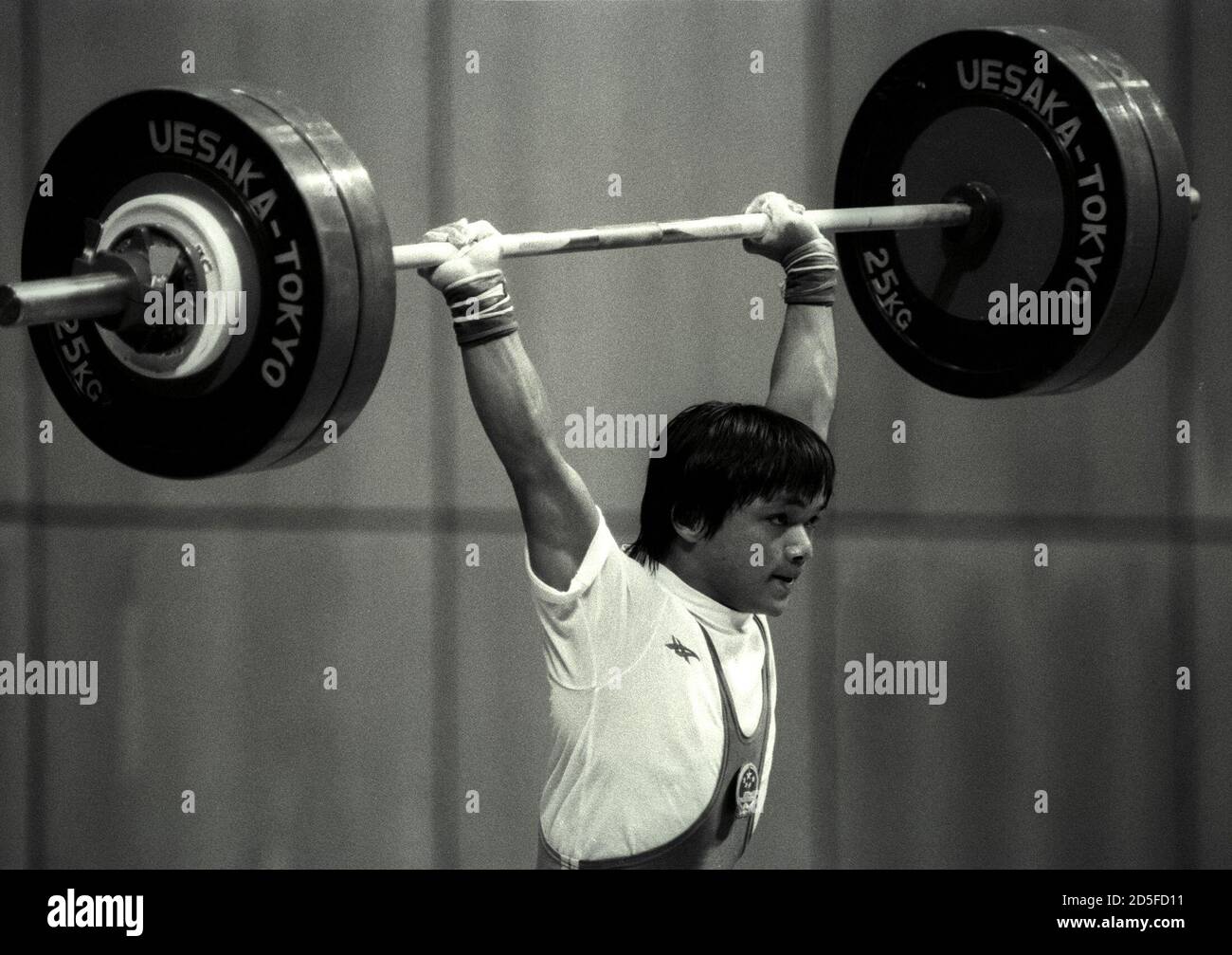 He Zhuoqiang of China wins the clean and jerk weightlifting competition by lifting 137.5 kgs during the Asian Games in Seoul, September 21, 1986. Zhuoiang set a new Asian Games record by winning with a total weight of 247.5 kgs. SCANNED FROM NEGATIVE REUTERS/Gene Del Bianco  GDB/CMC/PN Stock Photo