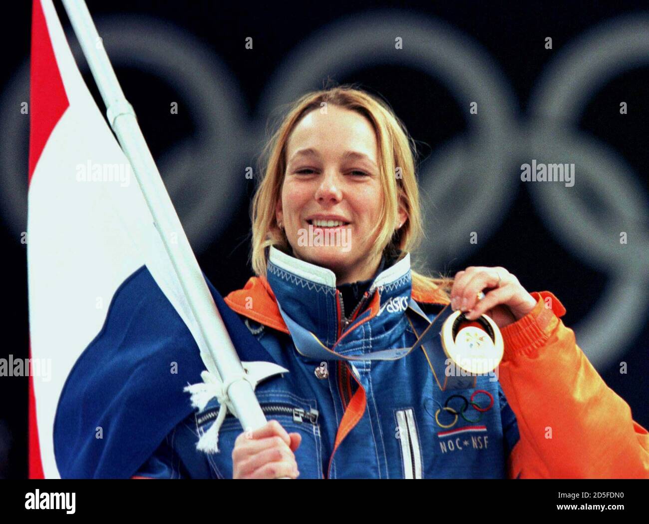 Overgang pint velstand Marianne Timmer of the Netherlands shows her gold medal during the awarding  ceremony of the women's 1500 metres speed skating race in Nagano, February  16. Timmer clocked the best time of one