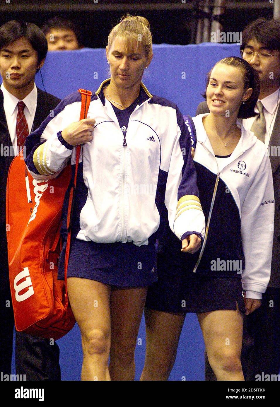 GERMAN STEFFI GRAF APPEARS WITH MARTINA HINGIS FOR THEIR QUARTERFINALS IN  PAN PACIFIC TENNIS TOURNAMENT IN TOKYO. German tennis star Steffi Graf (L)  appears at the centre court with Australian Open champion