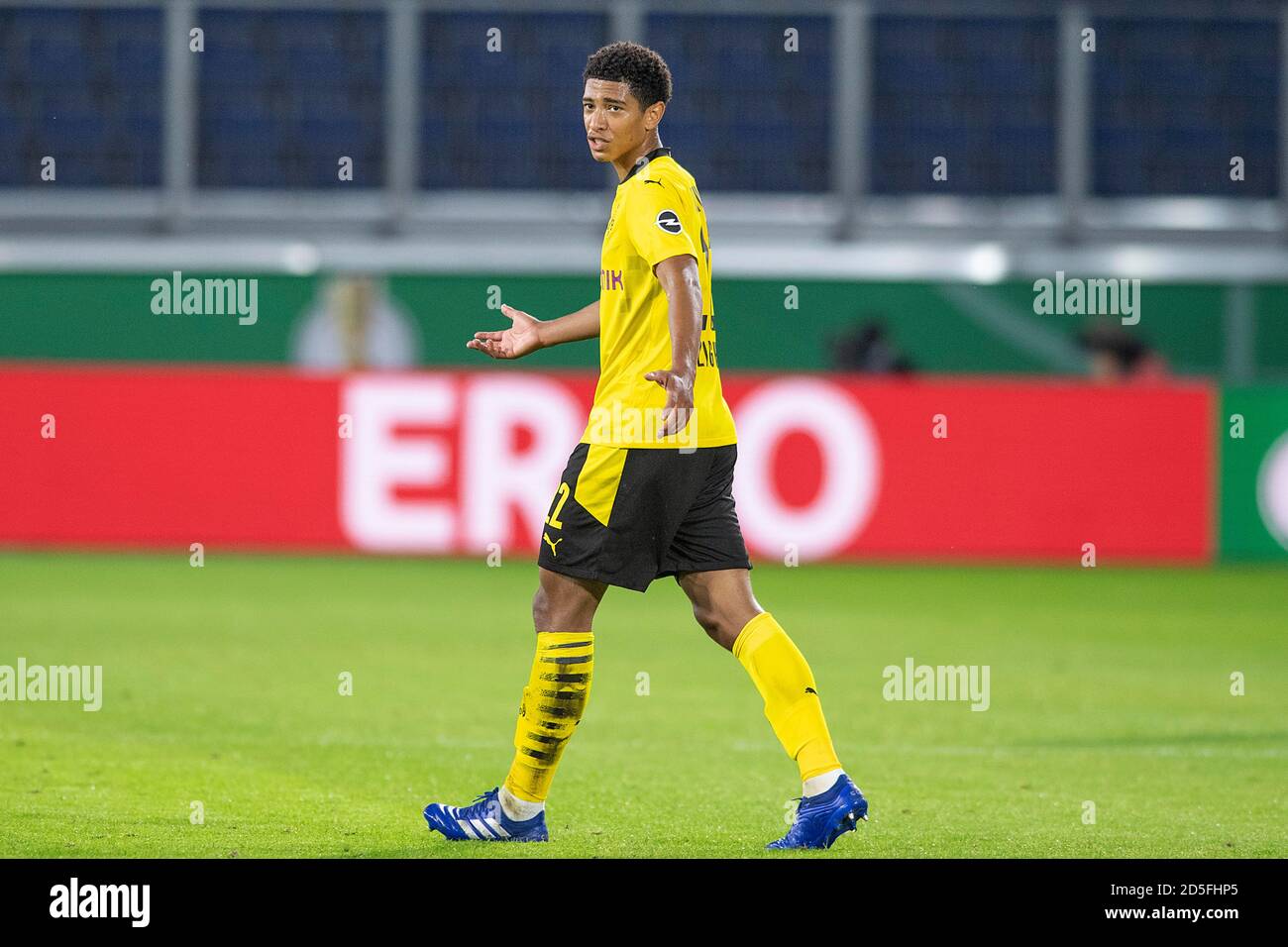 Jude BELLINGHAM (DO), whole figure, looks perplexed with outstretched arms; gesture, gesture; Soccer DFB Pokal 1st round, MSV Duisburg (DU) - Borussia Dortmund (DO) 0: 5, on September 14, 2020 in Duisburg/Germany. | usage worldwide Stock Photo