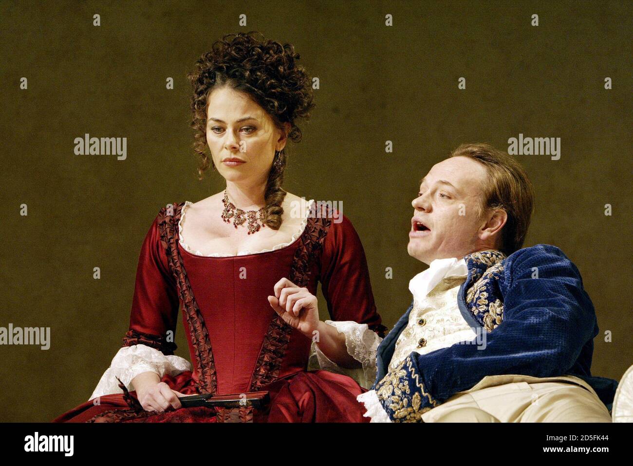 Polly Walker (La Marquise de Merteuil), Jared Harris (Le Vicomte de Valmont) in LES LIAISONS DANGEREUSES by Choderlos de Laclos at the Playhouse Theatre, London WC2  12/12/2003  adapted by Christopher Hampton  design: Robert Innes-Hopkins  lighting: Peter Mumford  director: Tim Fywell Stock Photo