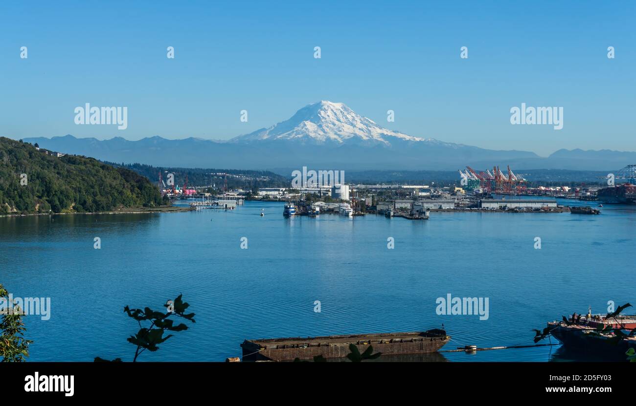 an illustraion of the Port of Tacoma and Mount Rainier Stock Photo - Alamy