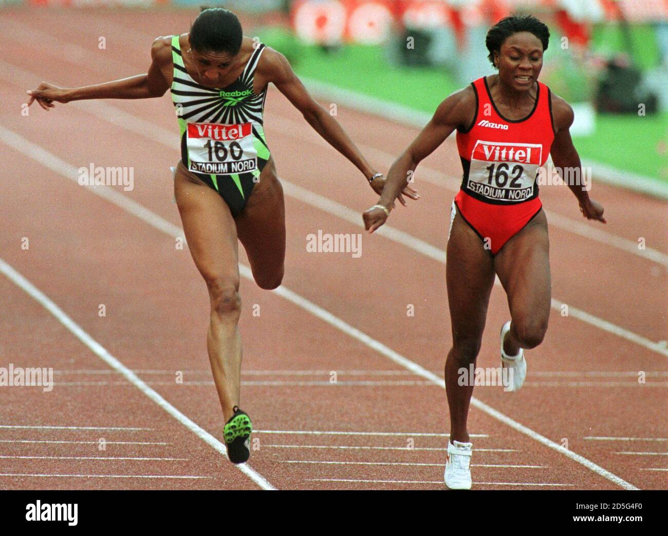 French Marie-Jose Perec (L), the women's 200 and 400 meters Olympic  champion, finishes behind Jamaican Juliet Cuthbert (R) at the 200 meters  race of the "Vittel Stadium meeting" in Villeneuve d'Ascq, northern