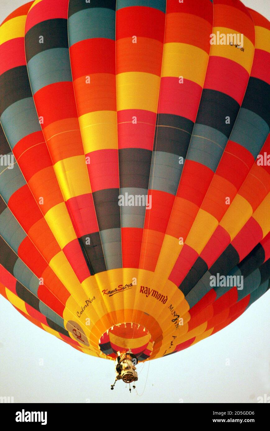 Industrialist Vijaypat Singhania's hot air balloon takes off in Mumbai November 26, 2005. Singhania took off in his hot air balloon capsule in an effort to reach a height of 70,000 feet (above 21,336 meters) above sea level on Saturday, part of an attempt to break the existing world record set for "High altitude in hot air balloon." The current record is held by Per Lindstrand, who reached a height of 64,997 feet (19,811 meters) in Plano, Texas, on June 6, 1988. REUTERS/Punit Paranjpe Stock Photo