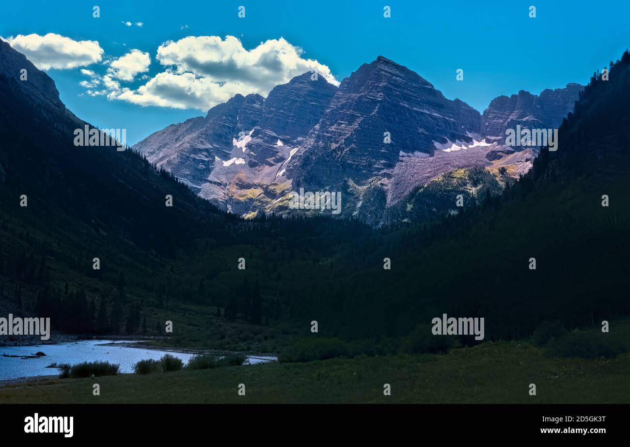Classic view of the Maroon Bells and Maroon Lake, Aspen, Colorado, USA